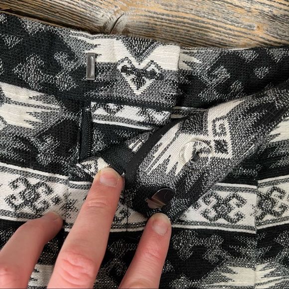 Sam Edelman Women’s 8 Metallic Abstract Dress Shorts. - Picture 8 of 10